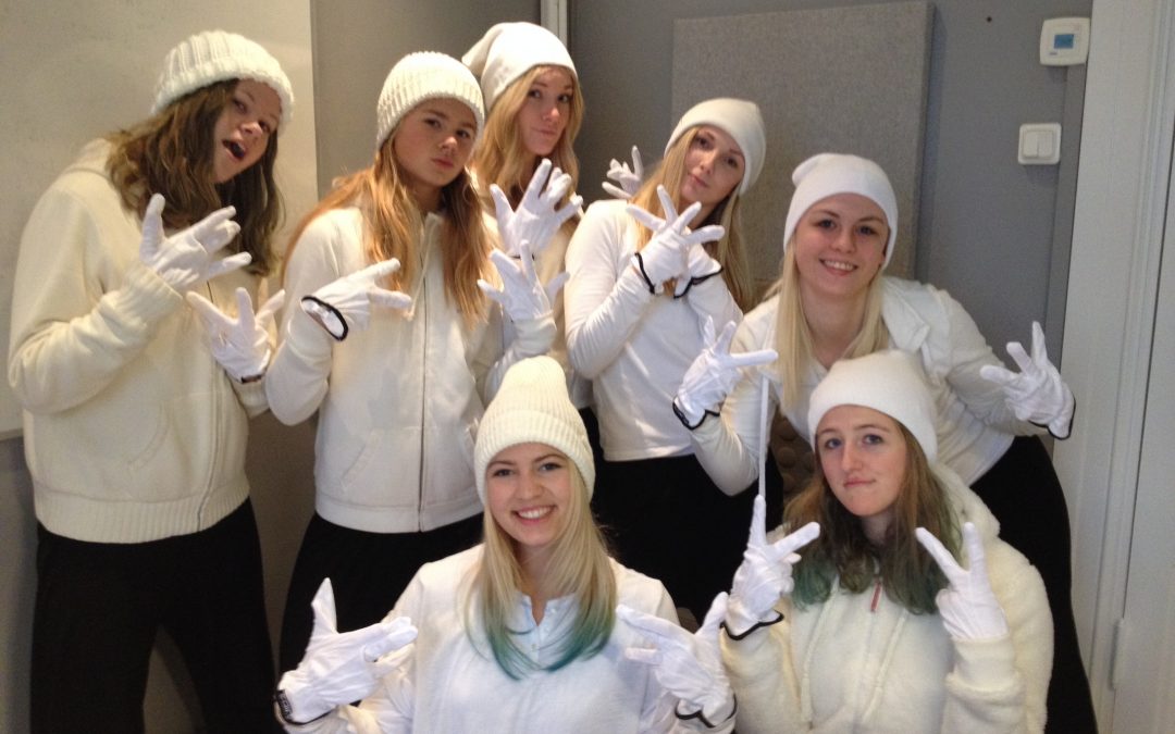 DANCE CREW ÖNSKAR GOD JUL